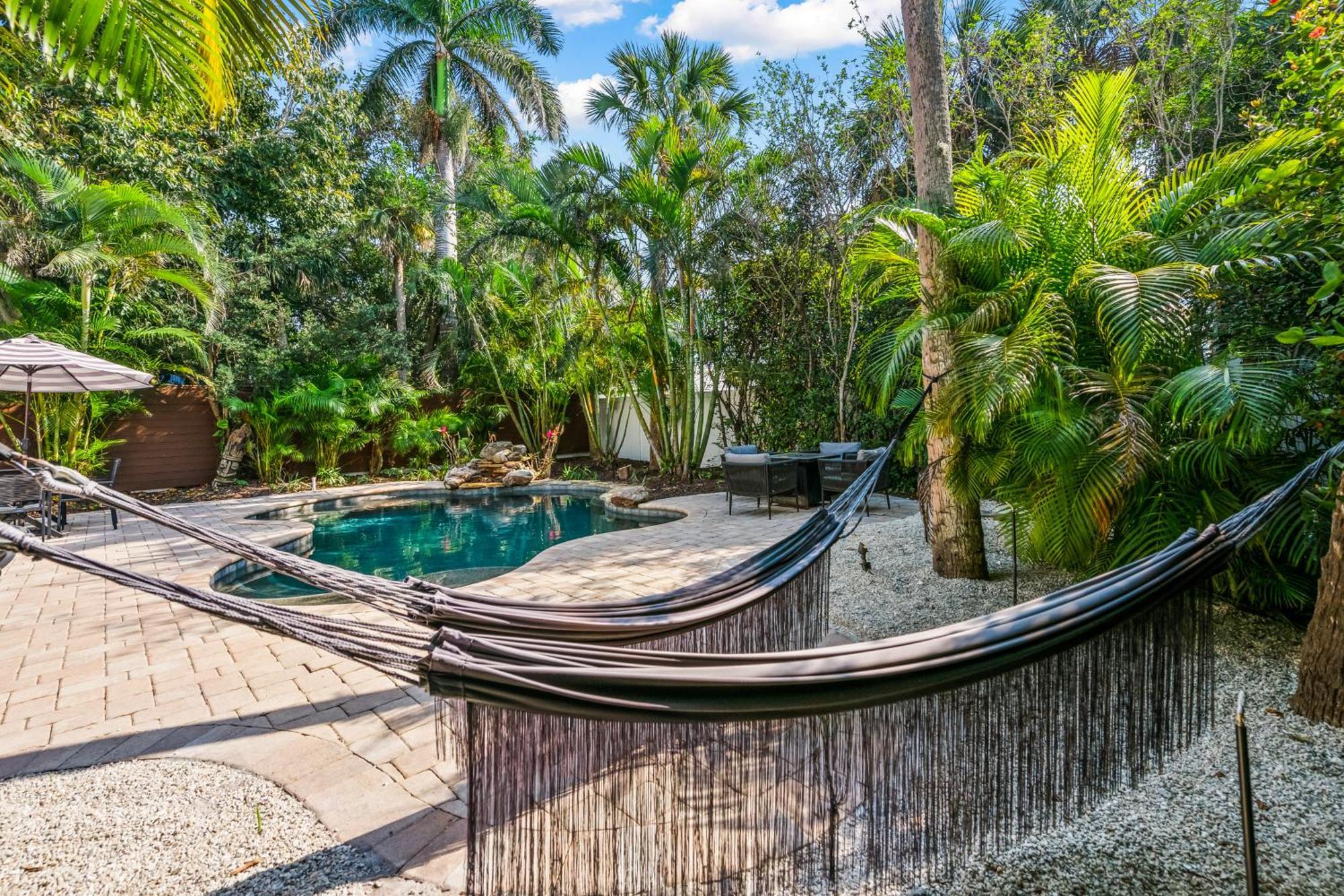 Sandy Pants - Designer Beach Chic Home Steps To Beach Backyard Oasis W Heated Pool Anna Maria Exterior photo